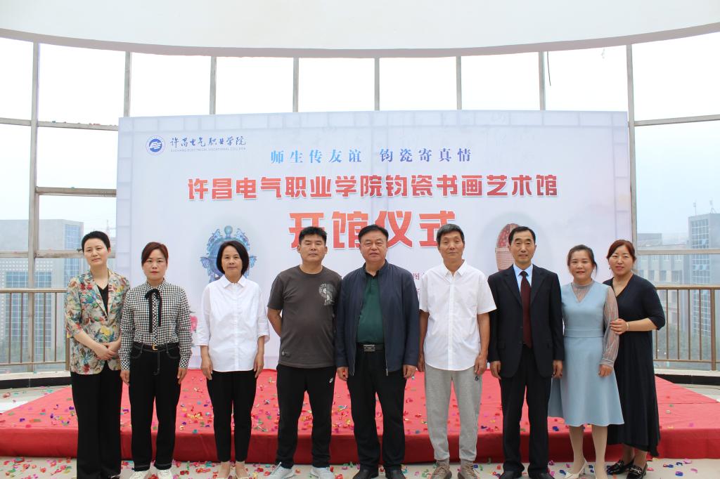 07.學(xué)院院長(zhǎng)楊德嶺（中）、副院長(zhǎng)商淑敏（左三）、圖書(shū)館館長(zhǎng)張健君、宣傳部副部長(zhǎng)王德真與93陶瓷班師生合影留念