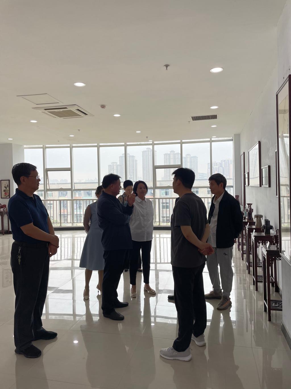 13.院長(zhǎng)楊德嶺對(duì)兩位大師的講解表示高度肯定，并提出希望