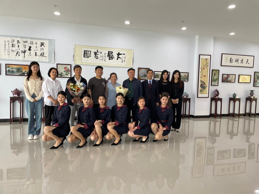 15.院領(lǐng)導(dǎo)與許海君老師、王志勇宋麗凱夫婦及禮賓人員合影留念